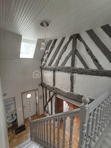 Découvrez cette magnifique longère de caractère mitoyenne d'un côté d'environ 143 m² à proximité du centre bourg de Saint-Gilles, elle bénéficie d'un agréable terrain arboré d'environ 1000 m².

Le charme de l'ancien vous séduira avec au rez-de-chaussée, une entrée avec coin bureau et rangements, un salon séjour chaleureux avec poêle à bois, une cuisine aménagée et équipée, une chambre, un cellier et un WC indépendant.

A l'étage vous disposez de trois belles chambres, d'une salle d'eau, d'une salle de bains, d'un WC indépendant ainsi que d'un débarras. Chauffage au fioul.

Exposé plein Sud, vous pourrez profiter d'une terrasse bois ainsi que d'un chalet pour des moments de détente entre amis ou en famille.

Vous disposez d'une cour gravillonnée, d'une dépendance avec garage et d'un garage accolé.

Pour compléter le tout vous trouverez sur le terrain un potager ainsi que de nombreux arbres fruitiers et vous bénéficiez d'un droit de puisage.

A seulement 10 minutes de RENNES, vous profitez des commodités de Rennes Métropole.
Une maison idéale pour une famille à la recherche de tranquillité tout en restant proche des commerces, écoles et transports.

A découvrir sans tarder.