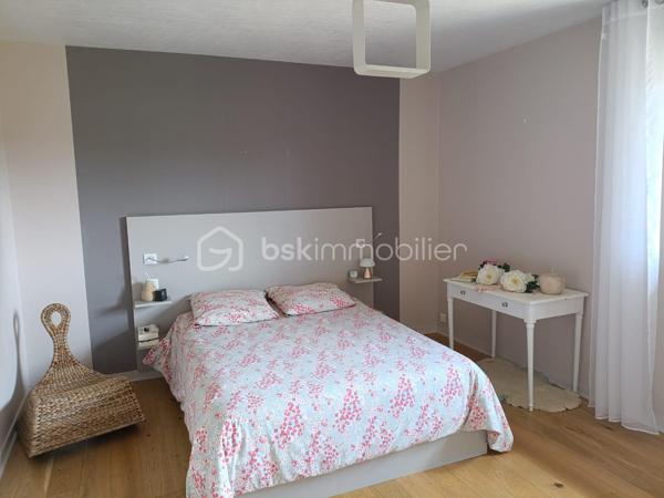 Découvrez cette magnifique longère de caractère mitoyenne d'un côté d'environ 143 m² à proximité du centre bourg de Saint-Gilles, elle bénéficie d'un agréable terrain arboré d'environ 1000 m².

Le charme de l'ancien vous séduira avec au rez-de-chaussée, une entrée avec coin bureau et rangements, un salon séjour chaleureux avec poêle à bois, une cuisine aménagée et équipée, une chambre, un cellier et un WC indépendant.

A l'étage vous disposez de trois belles chambres, d'une salle d'eau, d'une salle de bains, d'un WC indépendant ainsi que d'un débarras. Chauffage au fioul.

Exposé plein Sud, vous pourrez profiter d'une terrasse bois ainsi que d'un chalet pour des moments de détente entre amis ou en famille.

Vous disposez d'une cour gravillonnée, d'une dépendance avec garage et d'un garage accolé.

Pour compléter le tout vous trouverez sur le terrain un potager ainsi que de nombreux arbres fruitiers et vous bénéficiez d'un droit de puisage.

A seulement 10 minutes de RENNES, vous profitez des commodités de Rennes Métropole.
Une maison idéale pour une famille à la recherche de tranquillité tout en restant proche des commerces, écoles et transports.

A découvrir sans tarder.