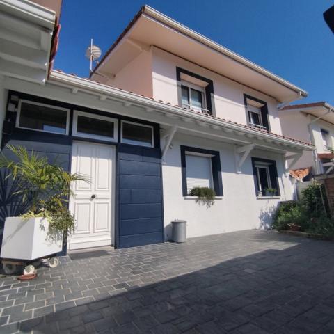 Taussat-les-Bains – Maison contemporaine rénovée avec terrasse, vue boisée et aperçu Bassin