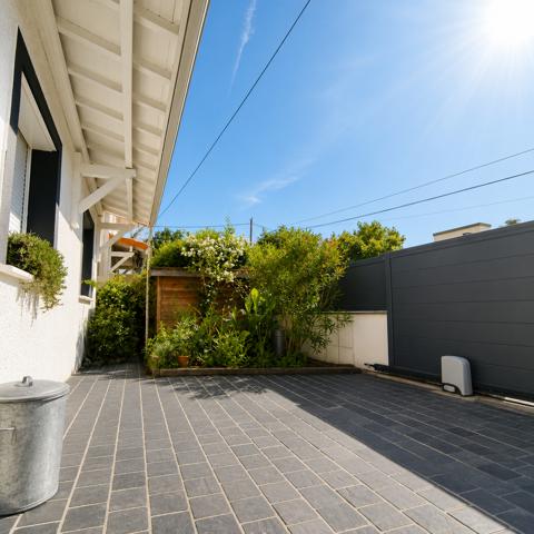 Taussat-les-Bains – Maison contemporaine rénovée avec terrasse, vue boisée et aperçu Bassin