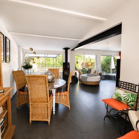 Taussat-les-Bains – Maison contemporaine rénovée avec terrasse, vue boisée et aperçu Bassin