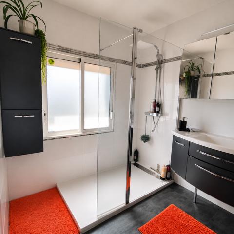 Taussat-les-Bains – Maison contemporaine rénovée avec terrasse, vue boisée et aperçu Bassin