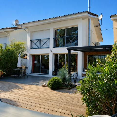 Taussat-les-Bains – Maison contemporaine rénovée avec terrasse, vue boisée et aperçu Bassin