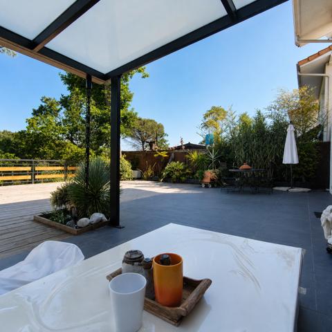 Taussat-les-Bains – Maison contemporaine rénovée avec terrasse, vue boisée et aperçu Bassin