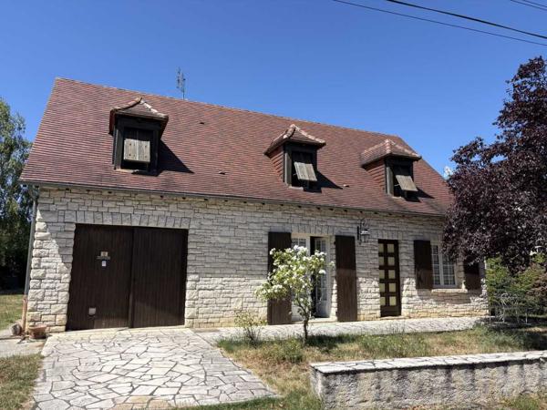 Maison ancienne - Montignac-lascaux Jolie maison en pierre à Montignac-Lascaux, offrant une chambre de plain-pied, un joli jardin, proche commerces et services.