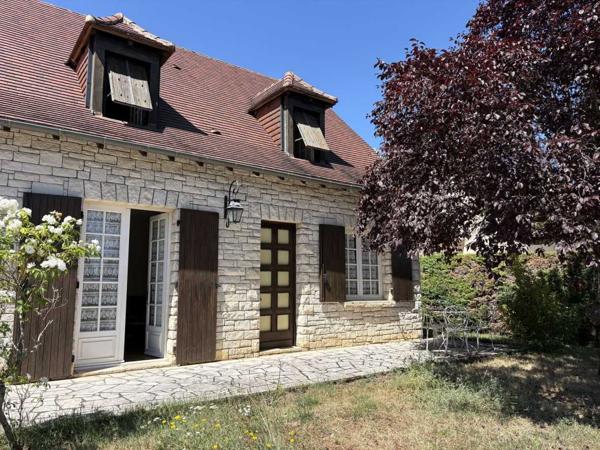 Maison ancienne - Montignac-lascaux Jolie maison en pierre à Montignac-Lascaux, offrant une chambre de plain-pied, un joli jardin, proche commerces et services.