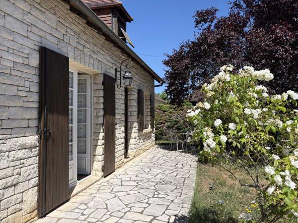 Maison ancienne - Montignac-lascaux Jolie maison en pierre à Montignac-Lascaux, offrant une chambre de plain-pied, un joli jardin, proche commerces et services.