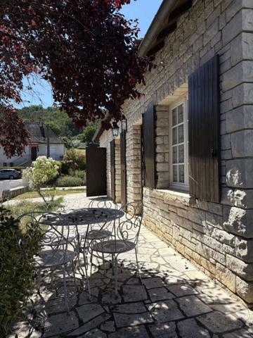 Maison ancienne - Montignac-lascaux Jolie maison en pierre à Montignac-Lascaux, offrant une chambre de plain-pied, un joli jardin, proche commerces et services.