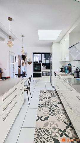 Élégante maison familiale rénovée, appartement indépendant et jardin paysagé