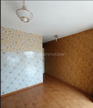 🚨 URGENT –  FORT POTENTIEL , OPPORTUNITÉ RARE À L'UNION (SAINT-CAPRAIS) 🚨

🔥 Villa 7 pièces + studio indépendant – 107.87 m² surface habitable  – Fort potentiel 🔥

📍 Quartier prisé • Calme • Proche Toulouse et commodités

🏡 Maison orientée Nord/Sud sur un terrain de 330 m² avec jardin arboré 🌿 et grand garage de 31 m².

✨ Le vrai plus ? Une maison qui s'adapte à votre projet de vie !
💡 Projetez-vous :
• Créez une suite parentale avec dressing et salle d'eau privative en reliant l'appartement à la maison.
• Conservez les 3 chambres à l'étage pour les enfants, avec leur propre salle de bain.
• Aménagez une 4ᵉ chambre au rez-de-chaussée pour recevoir, télétravailler ou anticiper l'avenir.
• Préservez l'indépendance du studio pour un revenu locatif, une profession libérale ou pour accueillir vos proches.

⭐ Ses atouts :
✅ Quartier très recherché de Saint-Caprais
✅ Fort potentiel de valorisation après rénovation 🔨
✅ Multiples possibilités d'aménagement
✅ Maison lumineuse et évolutive
✅ Environnement calme et résidentiel 🌳

💰 Prix : 279 000 €

⚡ Un bien rare qui ne demande qu'à révéler tout son potentiel. Venez imaginer la maison qui vous ressemble !

📞 Contactez nous rapidement pour une visite.