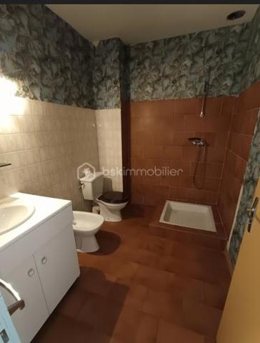 🚨 URGENT –  FORT POTENTIEL , OPPORTUNITÉ RARE À L'UNION (SAINT-CAPRAIS) 🚨

🔥 Villa 7 pièces + studio indépendant – 107.87 m² surface habitable  – Fort potentiel 🔥

📍 Quartier prisé • Calme • Proche Toulouse et commodités

🏡 Maison orientée Nord/Sud sur un terrain de 330 m² avec jardin arboré 🌿 et grand garage de 31 m².

✨ Le vrai plus ? Une maison qui s'adapte à votre projet de vie !
💡 Projetez-vous :
• Créez une suite parentale avec dressing et salle d'eau privative en reliant l'appartement à la maison.
• Conservez les 3 chambres à l'étage pour les enfants, avec leur propre salle de bain.
• Aménagez une 4ᵉ chambre au rez-de-chaussée pour recevoir, télétravailler ou anticiper l'avenir.
• Préservez l'indépendance du studio pour un revenu locatif, une profession libérale ou pour accueillir vos proches.

⭐ Ses atouts :
✅ Quartier très recherché de Saint-Caprais
✅ Fort potentiel de valorisation après rénovation 🔨
✅ Multiples possibilités d'aménagement
✅ Maison lumineuse et évolutive
✅ Environnement calme et résidentiel 🌳

💰 Prix : 279 000 €

⚡ Un bien rare qui ne demande qu'à révéler tout son potentiel. Venez imaginer la maison qui vous ressemble !

📞 Contactez nous rapidement pour une visite.