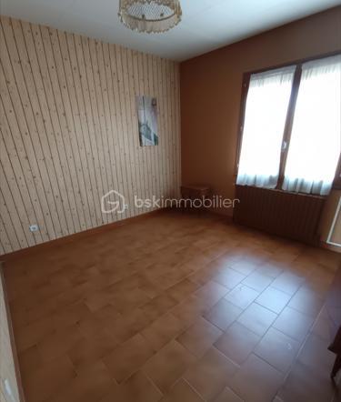 🚨 URGENT –  FORT POTENTIEL , OPPORTUNITÉ RARE À L'UNION (SAINT-CAPRAIS) 🚨

🔥 Villa 7 pièces + studio indépendant – 107.87 m² surface habitable  – Fort potentiel 🔥

📍 Quartier prisé • Calme • Proche Toulouse et commodités

🏡 Maison orientée Nord/Sud sur un terrain de 330 m² avec jardin arboré 🌿 et grand garage de 31 m².

✨ Le vrai plus ? Une maison qui s'adapte à votre projet de vie !
💡 Projetez-vous :
• Créez une suite parentale avec dressing et salle d'eau privative en reliant l'appartement à la maison.
• Conservez les 3 chambres à l'étage pour les enfants, avec leur propre salle de bain.
• Aménagez une 4ᵉ chambre au rez-de-chaussée pour recevoir, télétravailler ou anticiper l'avenir.
• Préservez l'indépendance du studio pour un revenu locatif, une profession libérale ou pour accueillir vos proches.

⭐ Ses atouts :
✅ Quartier très recherché de Saint-Caprais
✅ Fort potentiel de valorisation après rénovation 🔨
✅ Multiples possibilités d'aménagement
✅ Maison lumineuse et évolutive
✅ Environnement calme et résidentiel 🌳

💰 Prix : 279 000 €

⚡ Un bien rare qui ne demande qu'à révéler tout son potentiel. Venez imaginer la maison qui vous ressemble !

📞 Contactez nous rapidement pour une visite.