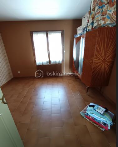 🚨 URGENT –  FORT POTENTIEL , OPPORTUNITÉ RARE À L'UNION (SAINT-CAPRAIS) 🚨

🔥 Villa 7 pièces + studio indépendant – 107.87 m² surface habitable  – Fort potentiel 🔥

📍 Quartier prisé • Calme • Proche Toulouse et commodités

🏡 Maison orientée Nord/Sud sur un terrain de 330 m² avec jardin arboré 🌿 et grand garage de 31 m².

✨ Le vrai plus ? Une maison qui s'adapte à votre projet de vie !
💡 Projetez-vous :
• Créez une suite parentale avec dressing et salle d'eau privative en reliant l'appartement à la maison.
• Conservez les 3 chambres à l'étage pour les enfants, avec leur propre salle de bain.
• Aménagez une 4ᵉ chambre au rez-de-chaussée pour recevoir, télétravailler ou anticiper l'avenir.
• Préservez l'indépendance du studio pour un revenu locatif, une profession libérale ou pour accueillir vos proches.

⭐ Ses atouts :
✅ Quartier très recherché de Saint-Caprais
✅ Fort potentiel de valorisation après rénovation 🔨
✅ Multiples possibilités d'aménagement
✅ Maison lumineuse et évolutive
✅ Environnement calme et résidentiel 🌳

💰 Prix : 279 000 €

⚡ Un bien rare qui ne demande qu'à révéler tout son potentiel. Venez imaginer la maison qui vous ressemble !

📞 Contactez nous rapidement pour une visite.