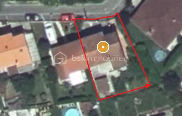 🚨 URGENT –  FORT POTENTIEL , OPPORTUNITÉ RARE À L'UNION (SAINT-CAPRAIS) 🚨

🔥 Villa 7 pièces + studio indépendant – 107.87 m² surface habitable  – Fort potentiel 🔥

📍 Quartier prisé • Calme • Proche Toulouse et commodités

🏡 Maison orientée Nord/Sud sur un terrain de 330 m² avec jardin arboré 🌿 et grand garage de 31 m².

✨ Le vrai plus ? Une maison qui s'adapte à votre projet de vie !
💡 Projetez-vous :
• Créez une suite parentale avec dressing et salle d'eau privative en reliant l'appartement à la maison.
• Conservez les 3 chambres à l'étage pour les enfants, avec leur propre salle de bain.
• Aménagez une 4ᵉ chambre au rez-de-chaussée pour recevoir, télétravailler ou anticiper l'avenir.
• Préservez l'indépendance du studio pour un revenu locatif, une profession libérale ou pour accueillir vos proches.

⭐ Ses atouts :
✅ Quartier très recherché de Saint-Caprais
✅ Fort potentiel de valorisation après rénovation 🔨
✅ Multiples possibilités d'aménagement
✅ Maison lumineuse et évolutive
✅ Environnement calme et résidentiel 🌳

💰 Prix : 279 000 €

⚡ Un bien rare qui ne demande qu'à révéler tout son potentiel. Venez imaginer la maison qui vous ressemble !

📞 Contactez nous rapidement pour une visite.