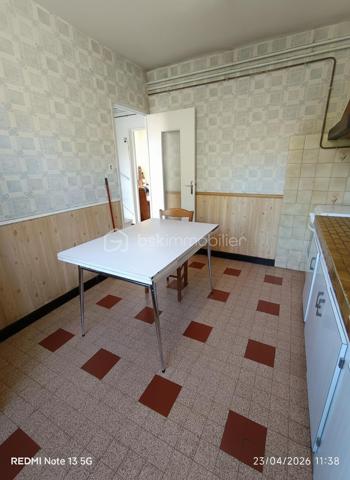 🚨 URGENT –  FORT POTENTIEL , OPPORTUNITÉ RARE À L'UNION (SAINT-CAPRAIS) 🚨

🔥 Villa 7 pièces + studio indépendant – 107.87 m² surface habitable  – Fort potentiel 🔥

📍 Quartier prisé • Calme • Proche Toulouse et commodités

🏡 Maison orientée Nord/Sud sur un terrain de 330 m² avec jardin arboré 🌿 et grand garage de 31 m².

✨ Le vrai plus ? Une maison qui s'adapte à votre projet de vie !
💡 Projetez-vous :
• Créez une suite parentale avec dressing et salle d'eau privative en reliant l'appartement à la maison.
• Conservez les 3 chambres à l'étage pour les enfants, avec leur propre salle de bain.
• Aménagez une 4ᵉ chambre au rez-de-chaussée pour recevoir, télétravailler ou anticiper l'avenir.
• Préservez l'indépendance du studio pour un revenu locatif, une profession libérale ou pour accueillir vos proches.

⭐ Ses atouts :
✅ Quartier très recherché de Saint-Caprais
✅ Fort potentiel de valorisation après rénovation 🔨
✅ Multiples possibilités d'aménagement
✅ Maison lumineuse et évolutive
✅ Environnement calme et résidentiel 🌳

💰 Prix : 279 000 €

⚡ Un bien rare qui ne demande qu'à révéler tout son potentiel. Venez imaginer la maison qui vous ressemble !

📞 Contactez nous rapidement pour une visite.