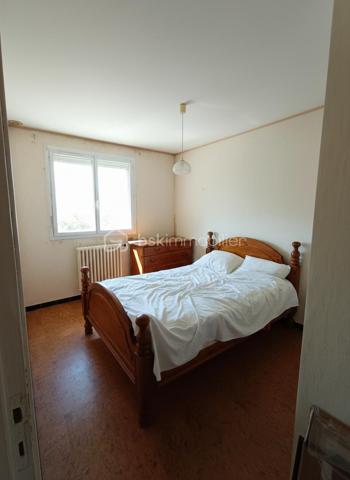 🚨 URGENT –  FORT POTENTIEL , OPPORTUNITÉ RARE À L'UNION (SAINT-CAPRAIS) 🚨

🔥 Villa 7 pièces + studio indépendant – 107.87 m² surface habitable  – Fort potentiel 🔥

📍 Quartier prisé • Calme • Proche Toulouse et commodités

🏡 Maison orientée Nord/Sud sur un terrain de 330 m² avec jardin arboré 🌿 et grand garage de 31 m².

✨ Le vrai plus ? Une maison qui s'adapte à votre projet de vie !
💡 Projetez-vous :
• Créez une suite parentale avec dressing et salle d'eau privative en reliant l'appartement à la maison.
• Conservez les 3 chambres à l'étage pour les enfants, avec leur propre salle de bain.
• Aménagez une 4ᵉ chambre au rez-de-chaussée pour recevoir, télétravailler ou anticiper l'avenir.
• Préservez l'indépendance du studio pour un revenu locatif, une profession libérale ou pour accueillir vos proches.

⭐ Ses atouts :
✅ Quartier très recherché de Saint-Caprais
✅ Fort potentiel de valorisation après rénovation 🔨
✅ Multiples possibilités d'aménagement
✅ Maison lumineuse et évolutive
✅ Environnement calme et résidentiel 🌳

💰 Prix : 279 000 €

⚡ Un bien rare qui ne demande qu'à révéler tout son potentiel. Venez imaginer la maison qui vous ressemble !

📞 Contactez nous rapidement pour une visite.