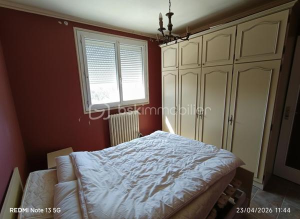 🚨 URGENT –  FORT POTENTIEL , OPPORTUNITÉ RARE À L'UNION (SAINT-CAPRAIS) 🚨

🔥 Villa 7 pièces + studio indépendant – 107.87 m² surface habitable  – Fort potentiel 🔥

📍 Quartier prisé • Calme • Proche Toulouse et commodités

🏡 Maison orientée Nord/Sud sur un terrain de 330 m² avec jardin arboré 🌿 et grand garage de 31 m².

✨ Le vrai plus ? Une maison qui s'adapte à votre projet de vie !
💡 Projetez-vous :
• Créez une suite parentale avec dressing et salle d'eau privative en reliant l'appartement à la maison.
• Conservez les 3 chambres à l'étage pour les enfants, avec leur propre salle de bain.
• Aménagez une 4ᵉ chambre au rez-de-chaussée pour recevoir, télétravailler ou anticiper l'avenir.
• Préservez l'indépendance du studio pour un revenu locatif, une profession libérale ou pour accueillir vos proches.

⭐ Ses atouts :
✅ Quartier très recherché de Saint-Caprais
✅ Fort potentiel de valorisation après rénovation 🔨
✅ Multiples possibilités d'aménagement
✅ Maison lumineuse et évolutive
✅ Environnement calme et résidentiel 🌳

💰 Prix : 279 000 €

⚡ Un bien rare qui ne demande qu'à révéler tout son potentiel. Venez imaginer la maison qui vous ressemble !

📞 Contactez nous rapidement pour une visite.