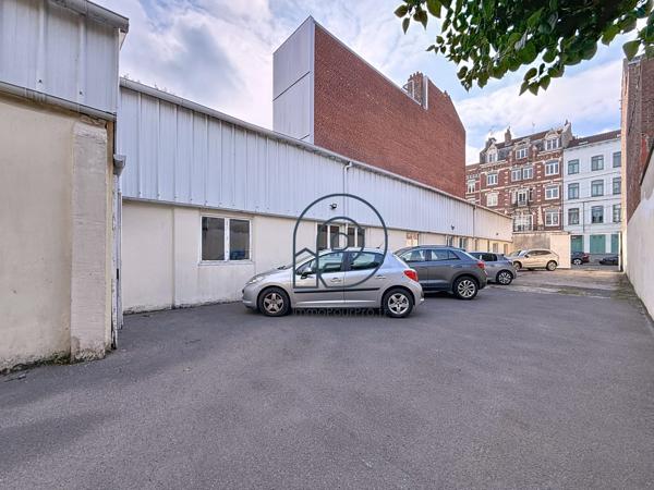 370 m2 de bureaux à rénover et 10 parkings extérieurs Lille centre