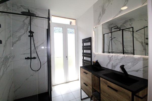 Immeuble
         9 pièces
        - 105 m² 428 400 € *