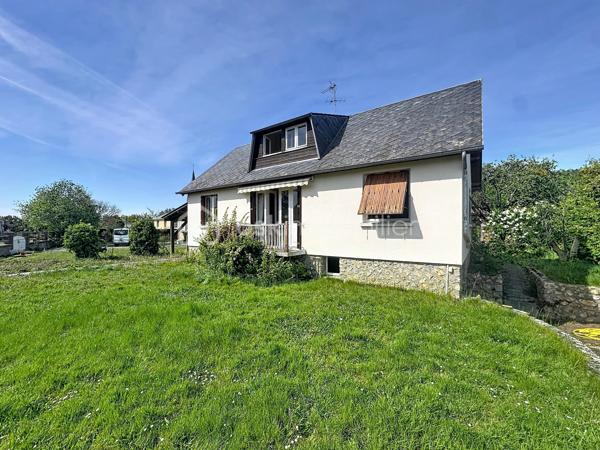 Maison individuelle située sur un terrain arboré d’environ 990 m², dans un quartier calme et peu passant. 
Écoles et collège à 3 min en voiture, commerces de proximité à pied, 10 min de Pont-Audemer et de l’A13. Sous-sol complet. 
Au rez-de-chaussée : dégagement, WC indépendants, cuisine indépendante, séjour-salon avec parquet bois, bureau, chambre, salle de douche. 
À l’étage : palier avec placards, une chambre avec point d’eau, une chambre en enfilade. Jardin avec abri bois et Carport. 
Travaux de rafraîchissement et rénovation énergétique à prévoir, aides à la rénovation énergétique possibles. 
Beau potentiel !