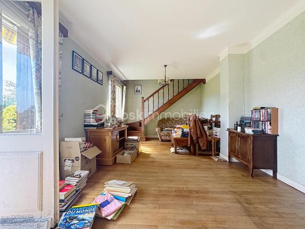 Maison individuelle située sur un terrain arboré d’environ 990 m², dans un quartier calme et peu passant. 
Écoles et collège à 3 min en voiture, commerces de proximité à pied, 10 min de Pont-Audemer et de l’A13. Sous-sol complet. 
Au rez-de-chaussée : dégagement, WC indépendants, cuisine indépendante, séjour-salon avec parquet bois, bureau, chambre, salle de douche. 
À l’étage : palier avec placards, une chambre avec point d’eau, une chambre en enfilade. Jardin avec abri bois et Carport. 
Travaux de rafraîchissement et rénovation énergétique à prévoir, aides à la rénovation énergétique possibles. 
Beau potentiel !