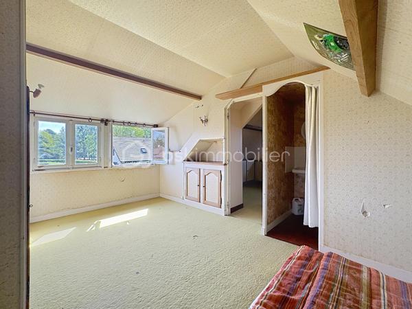 Maison individuelle située sur un terrain arboré d’environ 990 m², dans un quartier calme et peu passant. 
Écoles et collège à 3 min en voiture, commerces de proximité à pied, 10 min de Pont-Audemer et de l’A13. Sous-sol complet. 
Au rez-de-chaussée : dégagement, WC indépendants, cuisine indépendante, séjour-salon avec parquet bois, bureau, chambre, salle de douche. 
À l’étage : palier avec placards, une chambre avec point d’eau, une chambre en enfilade. Jardin avec abri bois et Carport. 
Travaux de rafraîchissement et rénovation énergétique à prévoir, aides à la rénovation énergétique possibles. 
Beau potentiel !