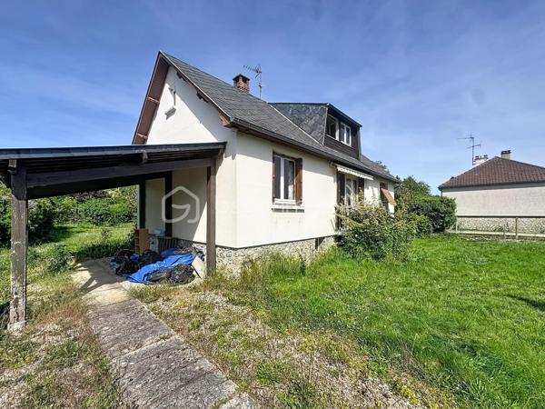 Maison individuelle située sur un terrain arboré d’environ 990 m², dans un quartier calme et peu passant. 
Écoles et collège à 3 min en voiture, commerces de proximité à pied, 10 min de Pont-Audemer et de l’A13. Sous-sol complet. 
Au rez-de-chaussée : dégagement, WC indépendants, cuisine indépendante, séjour-salon avec parquet bois, bureau, chambre, salle de douche. 
À l’étage : palier avec placards, une chambre avec point d’eau, une chambre en enfilade. Jardin avec abri bois et Carport. 
Travaux de rafraîchissement et rénovation énergétique à prévoir, aides à la rénovation énergétique possibles. 
Beau potentiel !