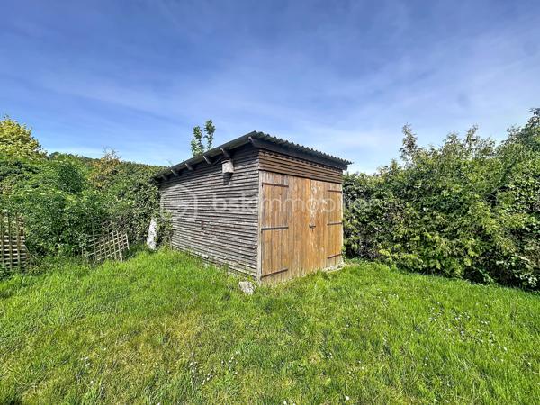 Maison individuelle située sur un terrain arboré d’environ 990 m², dans un quartier calme et peu passant. 
Écoles et collège à 3 min en voiture, commerces de proximité à pied, 10 min de Pont-Audemer et de l’A13. Sous-sol complet. 
Au rez-de-chaussée : dégagement, WC indépendants, cuisine indépendante, séjour-salon avec parquet bois, bureau, chambre, salle de douche. 
À l’étage : palier avec placards, une chambre avec point d’eau, une chambre en enfilade. Jardin avec abri bois et Carport. 
Travaux de rafraîchissement et rénovation énergétique à prévoir, aides à la rénovation énergétique possibles. 
Beau potentiel !