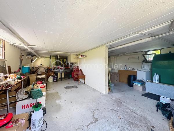 Maison individuelle située sur un terrain arboré d’environ 990 m², dans un quartier calme et peu passant. 
Écoles et collège à 3 min en voiture, commerces de proximité à pied, 10 min de Pont-Audemer et de l’A13. Sous-sol complet. 
Au rez-de-chaussée : dégagement, WC indépendants, cuisine indépendante, séjour-salon avec parquet bois, bureau, chambre, salle de douche. 
À l’étage : palier avec placards, une chambre avec point d’eau, une chambre en enfilade. Jardin avec abri bois et Carport. 
Travaux de rafraîchissement et rénovation énergétique à prévoir, aides à la rénovation énergétique possibles. 
Beau potentiel !