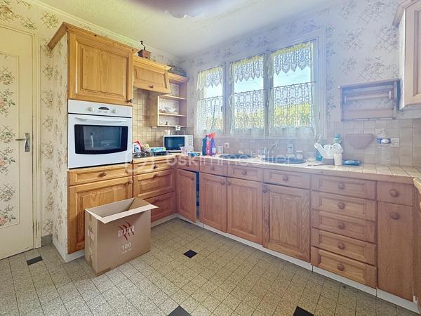 Maison individuelle située sur un terrain arboré d’environ 990 m², dans un quartier calme et peu passant. 
Écoles et collège à 3 min en voiture, commerces de proximité à pied, 10 min de Pont-Audemer et de l’A13. Sous-sol complet. 
Au rez-de-chaussée : dégagement, WC indépendants, cuisine indépendante, séjour-salon avec parquet bois, bureau, chambre, salle de douche. 
À l’étage : palier avec placards, une chambre avec point d’eau, une chambre en enfilade. Jardin avec abri bois et Carport. 
Travaux de rafraîchissement et rénovation énergétique à prévoir, aides à la rénovation énergétique possibles. 
Beau potentiel !