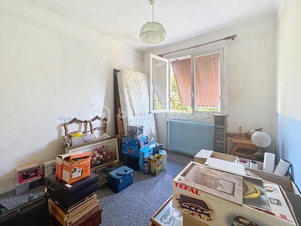 Maison individuelle située sur un terrain arboré d’environ 990 m², dans un quartier calme et peu passant. 
Écoles et collège à 3 min en voiture, commerces de proximité à pied, 10 min de Pont-Audemer et de l’A13. Sous-sol complet. 
Au rez-de-chaussée : dégagement, WC indépendants, cuisine indépendante, séjour-salon avec parquet bois, bureau, chambre, salle de douche. 
À l’étage : palier avec placards, une chambre avec point d’eau, une chambre en enfilade. Jardin avec abri bois et Carport. 
Travaux de rafraîchissement et rénovation énergétique à prévoir, aides à la rénovation énergétique possibles. 
Beau potentiel !