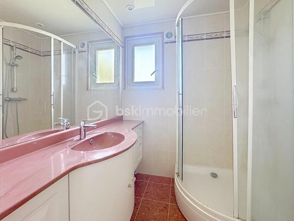 Maison individuelle située sur un terrain arboré d’environ 990 m², dans un quartier calme et peu passant. 
Écoles et collège à 3 min en voiture, commerces de proximité à pied, 10 min de Pont-Audemer et de l’A13. Sous-sol complet. 
Au rez-de-chaussée : dégagement, WC indépendants, cuisine indépendante, séjour-salon avec parquet bois, bureau, chambre, salle de douche. 
À l’étage : palier avec placards, une chambre avec point d’eau, une chambre en enfilade. Jardin avec abri bois et Carport. 
Travaux de rafraîchissement et rénovation énergétique à prévoir, aides à la rénovation énergétique possibles. 
Beau potentiel !