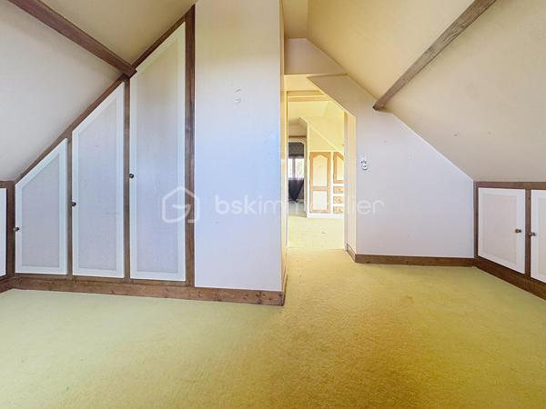 Maison individuelle située sur un terrain arboré d’environ 990 m², dans un quartier calme et peu passant. 
Écoles et collège à 3 min en voiture, commerces de proximité à pied, 10 min de Pont-Audemer et de l’A13. Sous-sol complet. 
Au rez-de-chaussée : dégagement, WC indépendants, cuisine indépendante, séjour-salon avec parquet bois, bureau, chambre, salle de douche. 
À l’étage : palier avec placards, une chambre avec point d’eau, une chambre en enfilade. Jardin avec abri bois et Carport. 
Travaux de rafraîchissement et rénovation énergétique à prévoir, aides à la rénovation énergétique possibles. 
Beau potentiel !