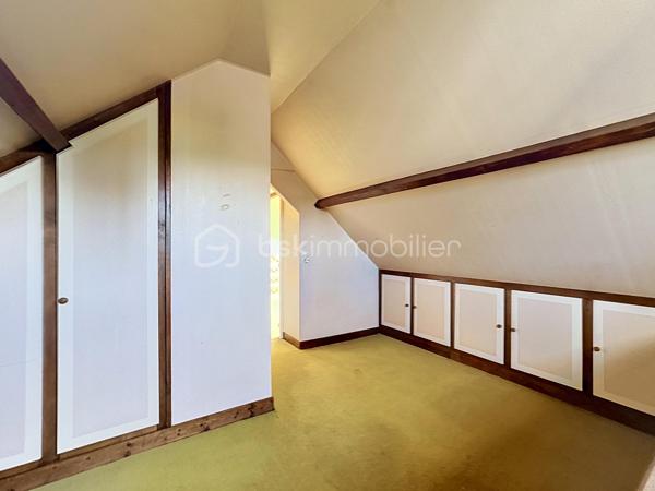 Maison individuelle située sur un terrain arboré d’environ 990 m², dans un quartier calme et peu passant. 
Écoles et collège à 3 min en voiture, commerces de proximité à pied, 10 min de Pont-Audemer et de l’A13. Sous-sol complet. 
Au rez-de-chaussée : dégagement, WC indépendants, cuisine indépendante, séjour-salon avec parquet bois, bureau, chambre, salle de douche. 
À l’étage : palier avec placards, une chambre avec point d’eau, une chambre en enfilade. Jardin avec abri bois et Carport. 
Travaux de rafraîchissement et rénovation énergétique à prévoir, aides à la rénovation énergétique possibles. 
Beau potentiel !