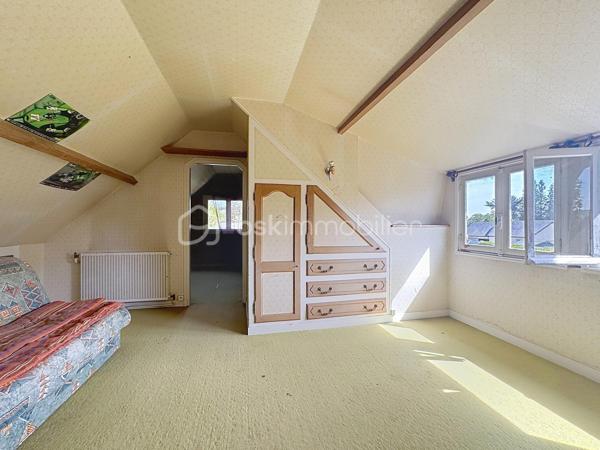 Maison individuelle située sur un terrain arboré d’environ 990 m², dans un quartier calme et peu passant. 
Écoles et collège à 3 min en voiture, commerces de proximité à pied, 10 min de Pont-Audemer et de l’A13. Sous-sol complet. 
Au rez-de-chaussée : dégagement, WC indépendants, cuisine indépendante, séjour-salon avec parquet bois, bureau, chambre, salle de douche. 
À l’étage : palier avec placards, une chambre avec point d’eau, une chambre en enfilade. Jardin avec abri bois et Carport. 
Travaux de rafraîchissement et rénovation énergétique à prévoir, aides à la rénovation énergétique possibles. 
Beau potentiel !