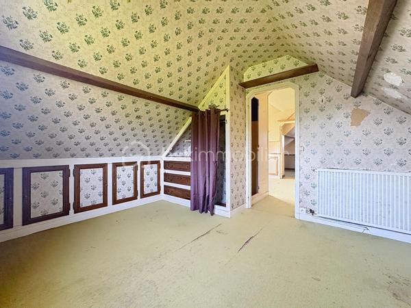Maison individuelle située sur un terrain arboré d’environ 990 m², dans un quartier calme et peu passant. 
Écoles et collège à 3 min en voiture, commerces de proximité à pied, 10 min de Pont-Audemer et de l’A13. Sous-sol complet. 
Au rez-de-chaussée : dégagement, WC indépendants, cuisine indépendante, séjour-salon avec parquet bois, bureau, chambre, salle de douche. 
À l’étage : palier avec placards, une chambre avec point d’eau, une chambre en enfilade. Jardin avec abri bois et Carport. 
Travaux de rafraîchissement et rénovation énergétique à prévoir, aides à la rénovation énergétique possibles. 
Beau potentiel !