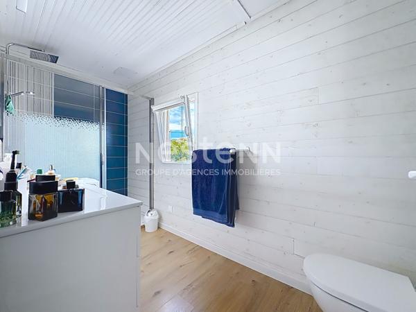 Chalet entièrement rénové à Gruissan de 84 m² avec terrasse de 23 m² sur un terrain de 132 m² en pleine propriété avec ox.