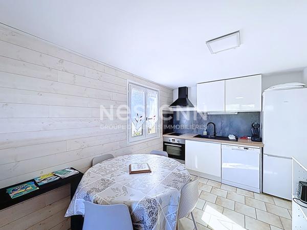 Chalet entièrement rénové à Gruissan de 84 m² avec terrasse de 23 m² sur un terrain de 132 m² en pleine propriété avec ox.