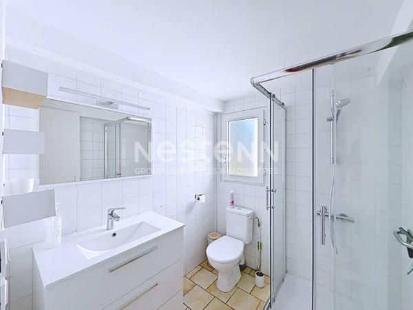 Chalet entièrement rénové à Gruissan de 84 m² avec terrasse de 23 m² sur un terrain de 132 m² en pleine propriété avec ox.