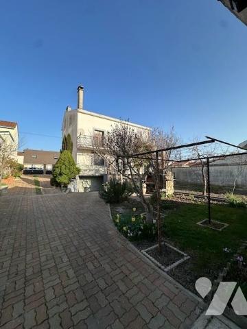 Secteur Neufchâtel, Ensemble immobilier composé de 2 maisons et un jardin 