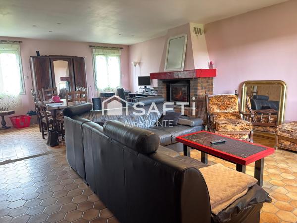 Maison familiale avec panneaux solaires et garage