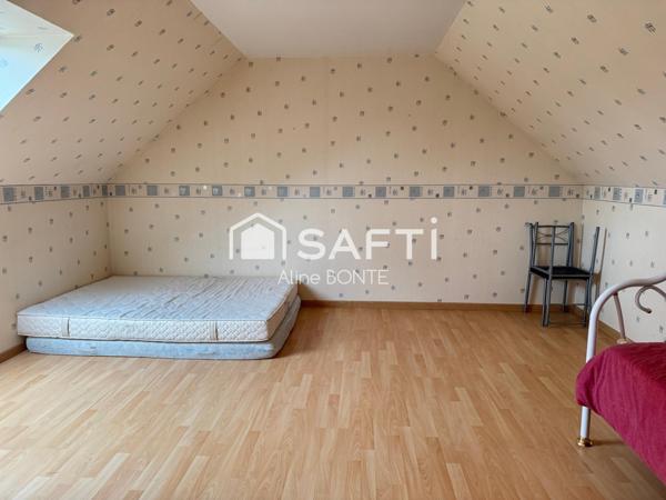 Maison familiale avec panneaux solaires et garage