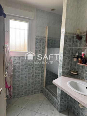 Maison familiale avec panneaux solaires et garage