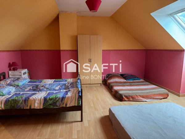 Maison familiale avec panneaux solaires et garage