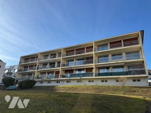 Appartement T4, en partie rénové avec garage double et cave.