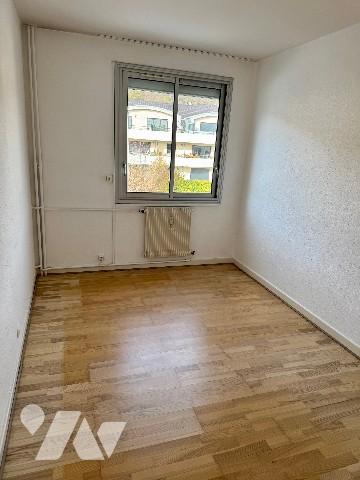 Appartement T4, en partie rénové avec garage double et cave.