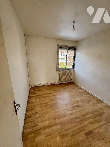 Appartement T4, en partie rénové avec garage double et cave.