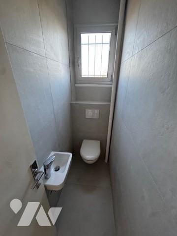 Appartement T4, en partie rénové avec garage double et cave.