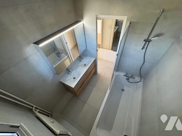 Appartement T4, en partie rénové avec garage double et cave.