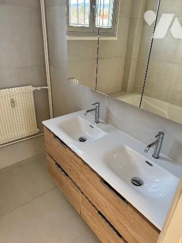 Appartement T4, en partie rénové avec garage double et cave.